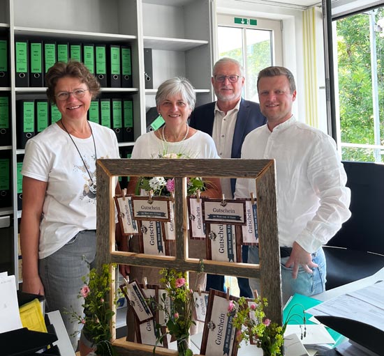 Zum 40-jährigen Betriebsjubiläum gratulieren Birgit Brinkmann (Mitte): Teamleiterin Monika Gasteiger, Geschäftsführer Rudolf Mitterhuber und Bereichsleiter Matthias Bronner.