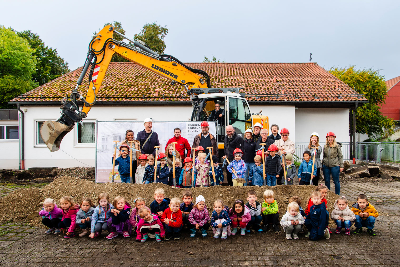 Groß und Klein freuten sich über den Spatenstich für den Kita-Neubau der Gemeinde Moorenweis im Landkreis Fürstenfeldbruck.