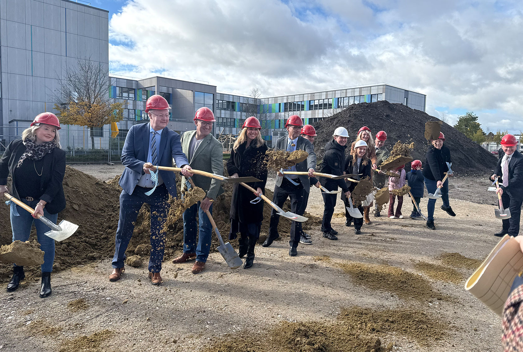Für die neue Doppelturnhalle der Bischof-Ulrich-Schulen im Augsburger Stadtteil Kriegshaber fand der Spatenstich statt. 